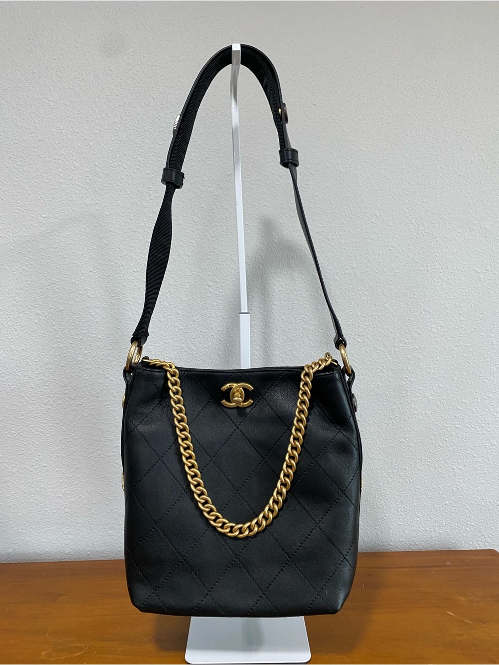 Black Quilted Shoulder Bag with Gold Chain Accent 💐Authenticity Not Guaranteed💐